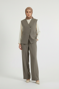 Mannequin voilée avec le Gilet Blazer Taupe
