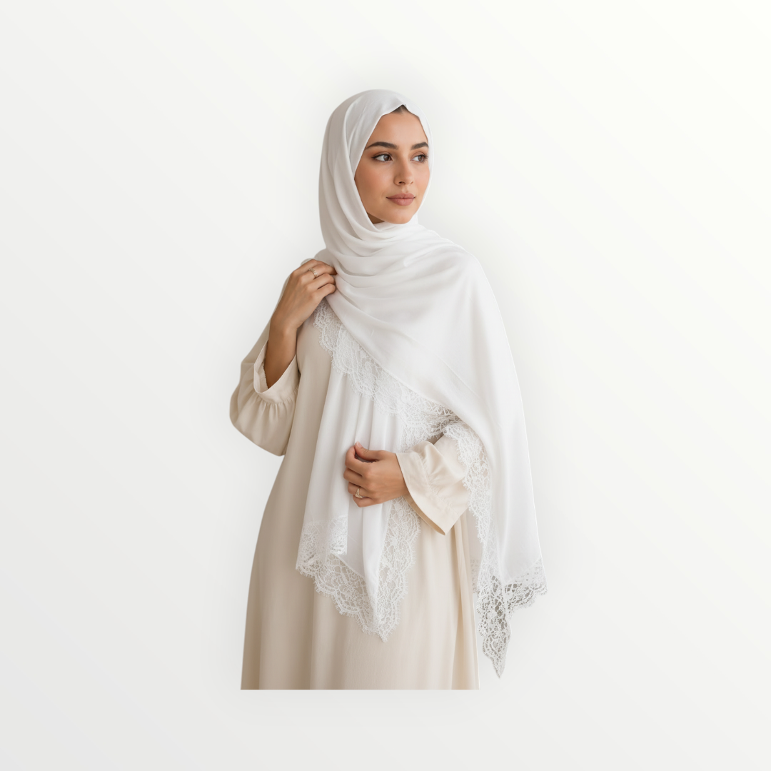 Foulard blanc Shanaluxe RANIA en tissu léger avec bordures en dentelle délicate porté par une femme