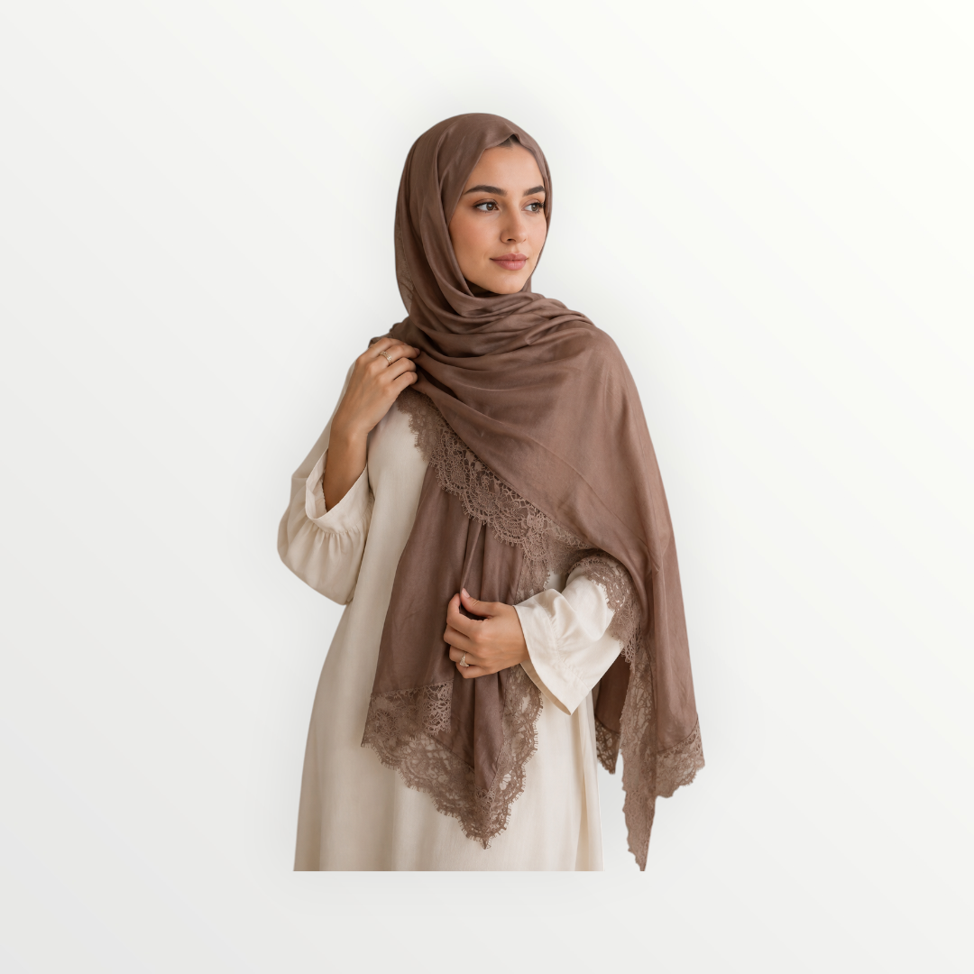 Femme portant le foulard Shanaluxe Rania marron clair fluide avec une élégante finition en dentelle raffinée