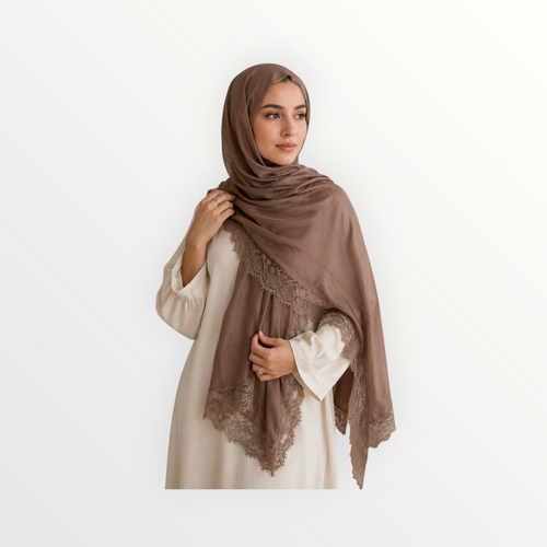 Femme portant le foulard Shanaluxe Rania marron clair fluide avec une élégante finition en dentelle raffinée