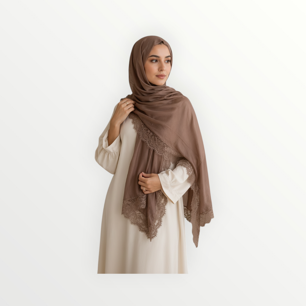 Femme portant un foulard Shanaluxe Rania marron clair fluide avec une finition en dentelle élégante