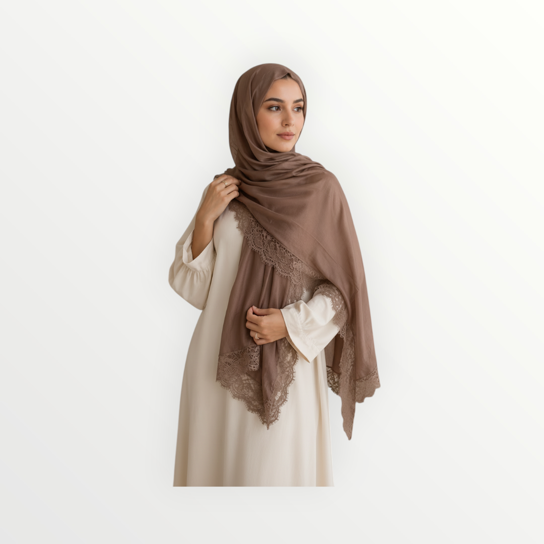 Femme portant un foulard Shanaluxe Rania marron clair fluide avec une finition en dentelle élégante
