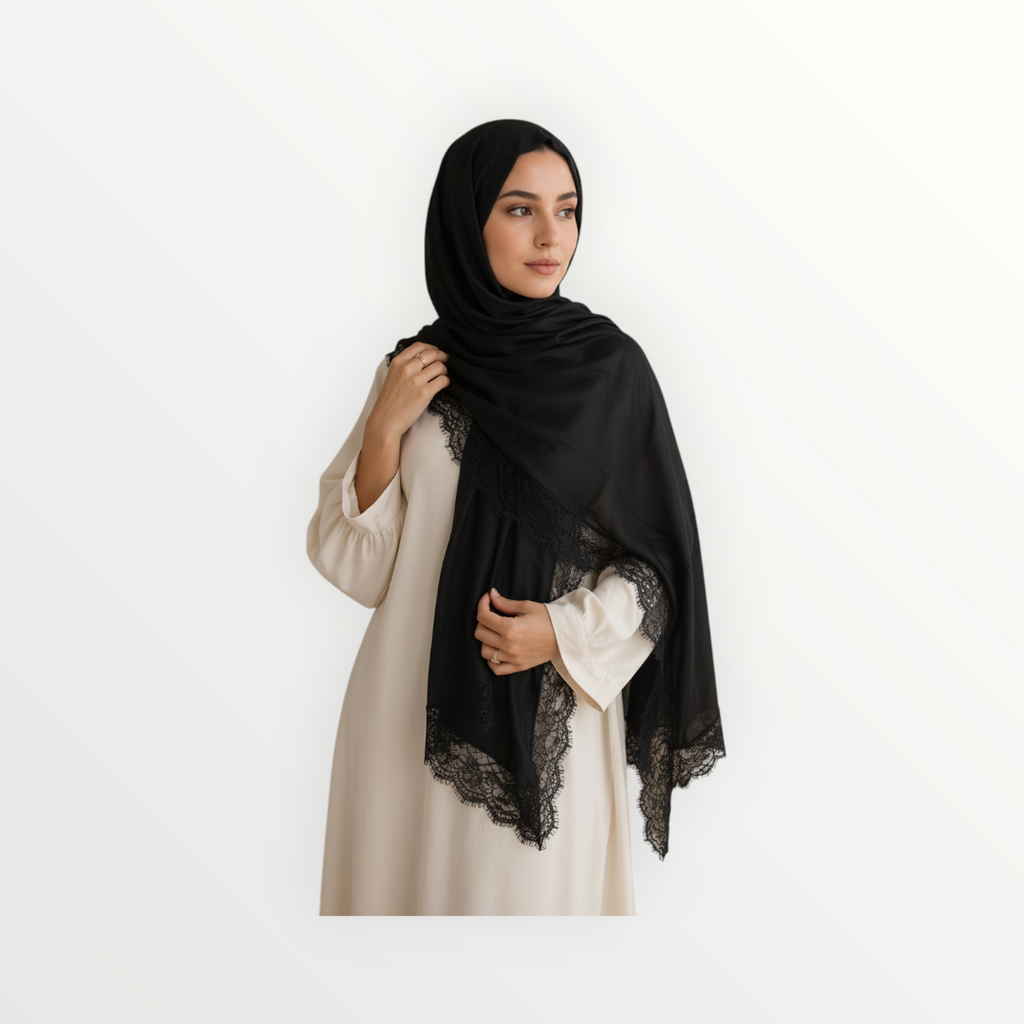 Femme portant le foulard noir Shanaluxe RANIA avec bordures en dentelle délicate sur une robe beige fluide